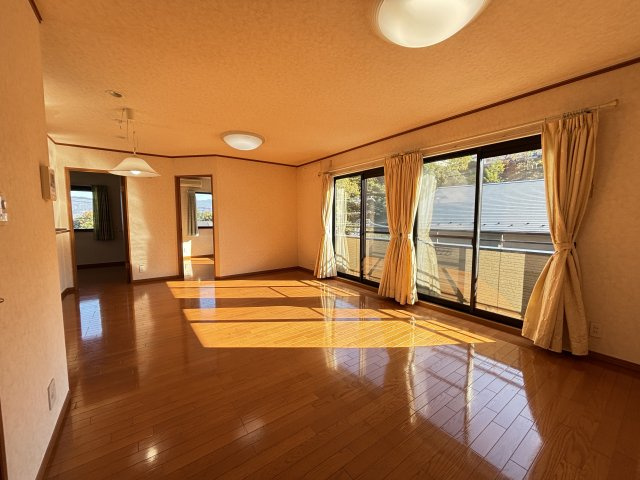 広々19帖の2階リビングは、大きな窓からたっぷり陽光が差し込み、1日を通して明るい心地よい空間です。木目が美しいフローリングが室内をより暖かく演出し、家族団らんや来客時にもゆったりと過ごせます。