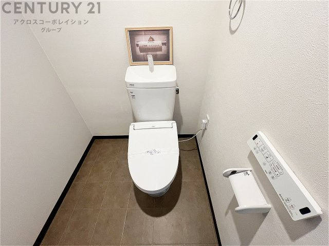 温水洗浄便座付トイレは温水洗浄機能により、暖かい水でおしりを洗浄することができ、冷たい水を使う従来の便座に比べ、温水洗浄機能で暖かいトイレを提供し、快適な使用を可能にします。　