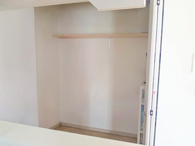 2階のキッチンの収納スペースです。　ストック等をしまえてキッチンがすっきり見えますね！