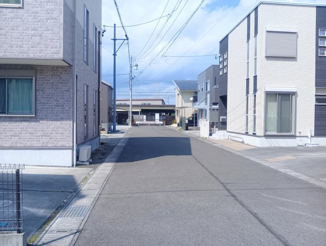 前面道路幅5.6ｍ！車の出し入れに苦労しません！　　