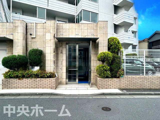 【エントランス】マンションのエントランスは、その物件の印象を決める、顔とも言える場所です。毎日通る場所ですからきれいなのが一番です。エントランス内はオートロックですので暮らしの安全も確保されています。