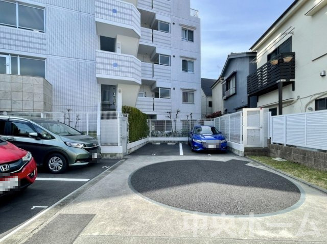【敷地内駐車場】最新の空き状況や費用などの詳細は担当スタッフまでお問い合わせください。