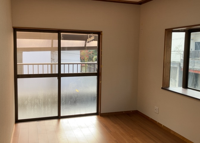 洋室のメリットは重い家具が置きやすく、身の回りが整理しやすいことです。　床がフローリングのため畳とは異なり凹みにくいです。　クローゼットなど収納が豊富で、普段使わない旅行カバンや服の整頓も簡単にです。