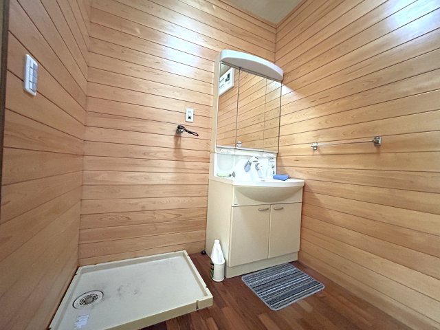 使いやすい広々洗面台で朝も快適に。