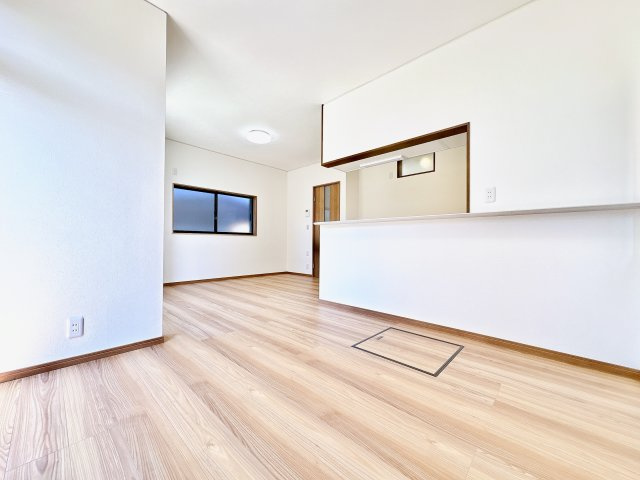 明るい日差しが差し込む、開放感のあるリビング。