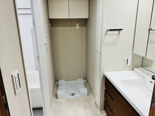 ～洗濯機上には便利な収納付き～