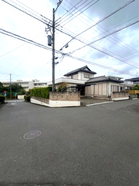 南西、南東角地のゆったり約72坪♪　目の前には公園があり、お子様ものびのび遊べる安心の住環境です！　お好きなハウスメーカー、工務店で建築可能です。