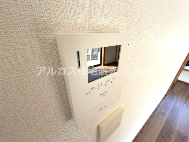 訪問者の顔を室内にいながらしっかり確認できる、安心のTVモニター付きインターホン。