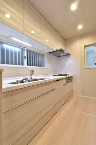 最新のシステムキッチン！家具と調和する扉面材と、使い勝手のよい収納豊富なスライド収納です♪家事が楽になる食洗器付き！　ワークトップは高級感のある人造大理石仕上げ！浄水器付き水栓も付いています！