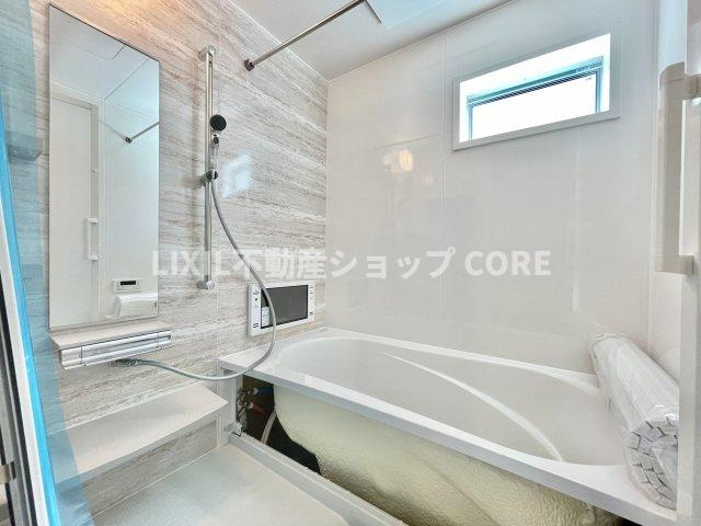 ゆったり入れる一坪バス。足を伸ばして入れるサイズは一日の疲れを癒すのに嬉しい広さですね。　
