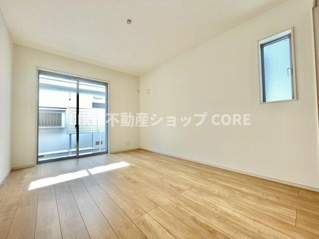 バルコニーに面した大きな窓は、お陽さまの光とさわやかな風をたっぷりとりこめます。　