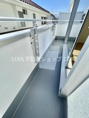 バルコニーは風通しが良く、日中は日当たりも良好です。洗濯物やお布団をたくさん干せます！　