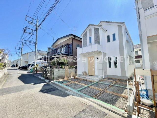 前面道路は閑静な住宅地をはしる車通りの少ない道路。お車の出し入れが苦手なママや小さなお子様にも安心　