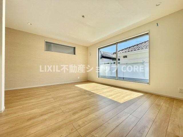 広々したリビングは家族だんらんの時間が自然と増えそうなこだわりの空間です。　