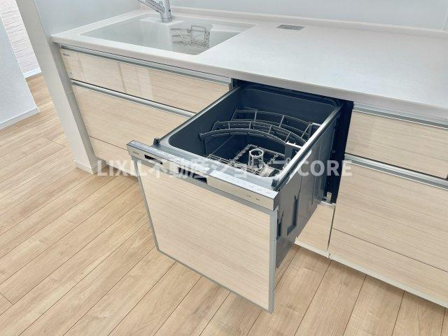 食器洗乾燥機付きで家族の食器もピカピカ。忙しい奥様には欠かせないアイテムのひとつ！！　