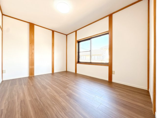 2Ｆ6帖の北側洋室になります♪