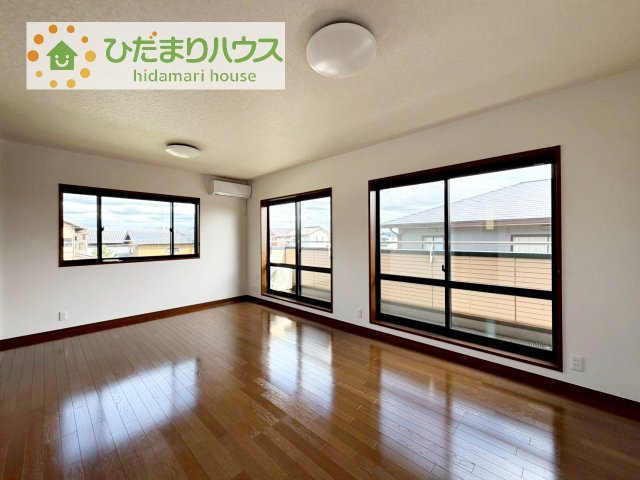 バルコニーに面していて、たっぷり光りの入る明るい主寝室です！