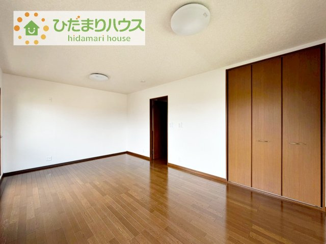 ゆとりのある主寝室！ご家族全員で寝れちゃいます♪