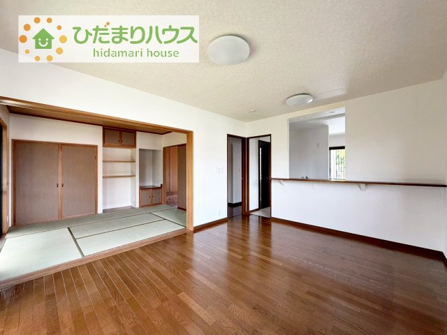 リビングの大きな窓からは、暖かな日の光が降り注ぎます・・・