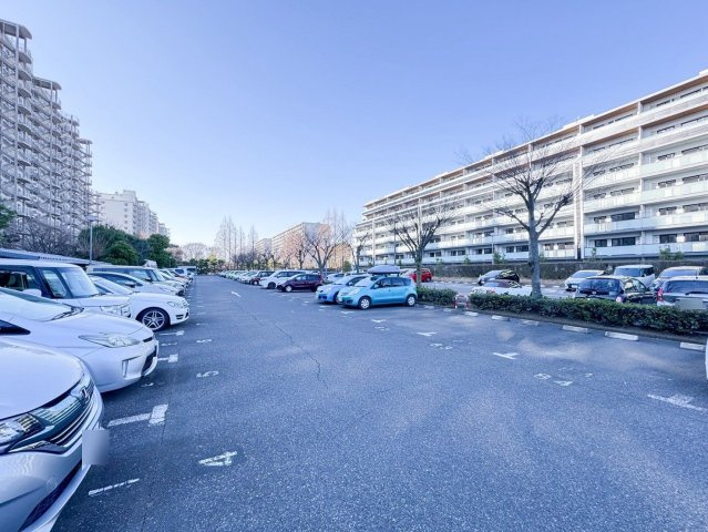 敷地内に平置き駐車場あり。