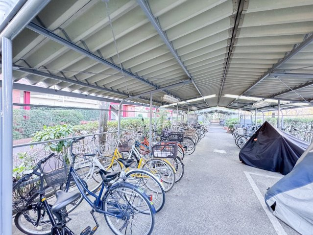 屋根付きで雨から守る駐輪場。通勤通学で自転車派の方に便利です