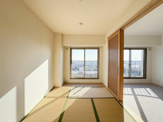 陽だまりの畳スペース。客間にもお昼寝にも、季節の寝具置場にも便利です