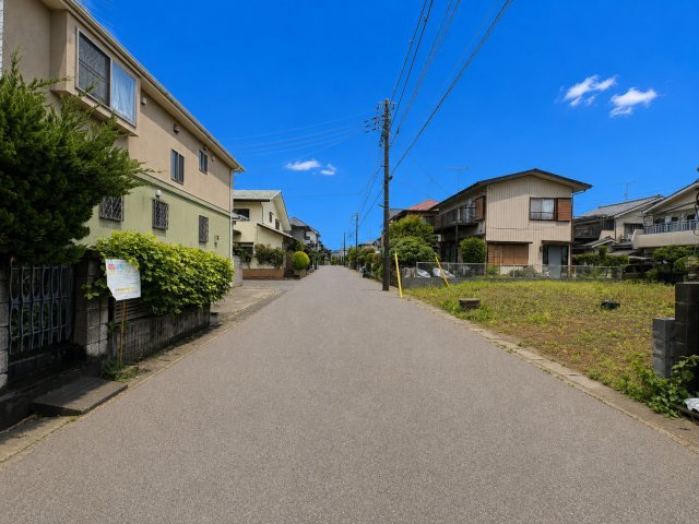 スーパー・コンビニ・ドラッグストア等の買物施設が徒歩11分圏内でお買い物に便利です。