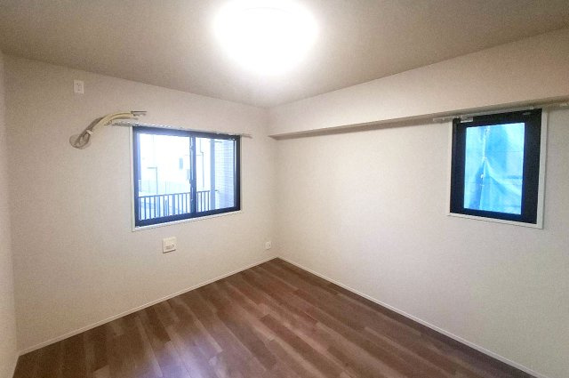 洋室約6.5帖。柱などの出っ張りがなくすっきりとした形状のお部屋です。