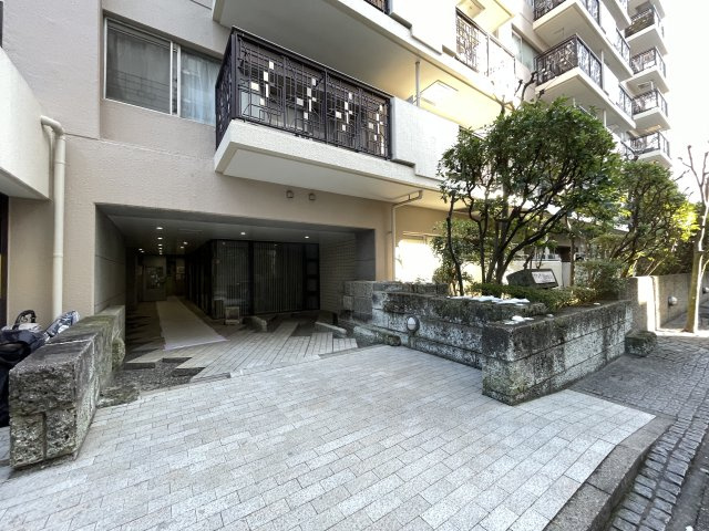 明るく広々としたエントランスが迎えてくれます。