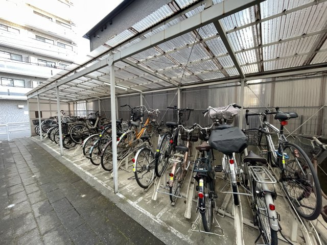 屋根付きの駐輪場で、サビや汚れの心配も不要。