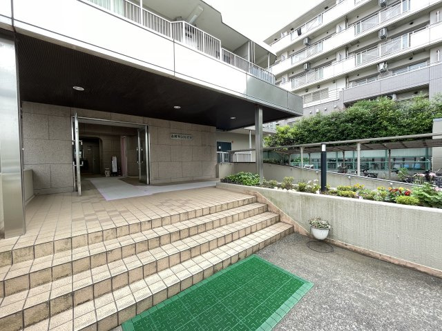 マンションの顔でもある、高級感漂うエントランス。　