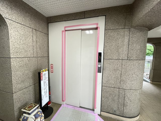 重たい荷物を持っていても、エレベーターがあれば安心です。　