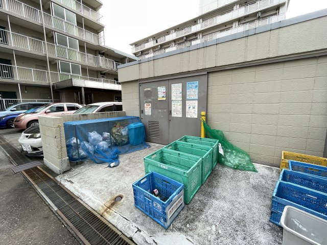 敷地内にゴミ捨て場もあり、忙しい朝も安心です。　