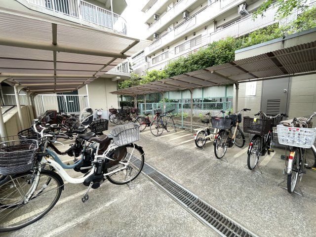 屋根付きの駐輪場で、サビや汚れの心配も不要。　