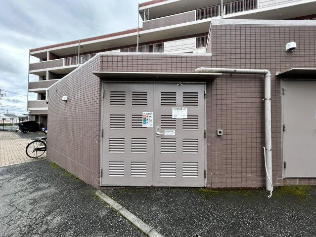 共有部分は、住民なら誰もが使える設備のこと。例えば駐車場やエレベーター、インターネット設備、セキュリティ設備などがあります。他にも、マンションの廊下・外部階段やエントランス・ゴミ置き場などがあります。