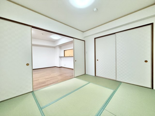和室6.0帖　明るい陽光が差し込む開放的な空間。LDKと繋げて広々と使え、客間としても重宝します。