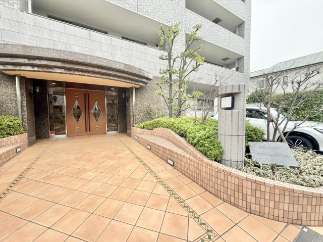 洗練されたデザインのタイルが上品な雰囲気を演出。毎日のお出かけや帰宅時、ゲストをお迎えできる美しいアプローチ♪