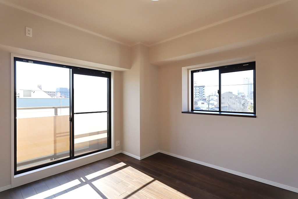 【洋室？：6.6帖】出窓付き☆南側バルコニーに面した明るいお部屋です☆