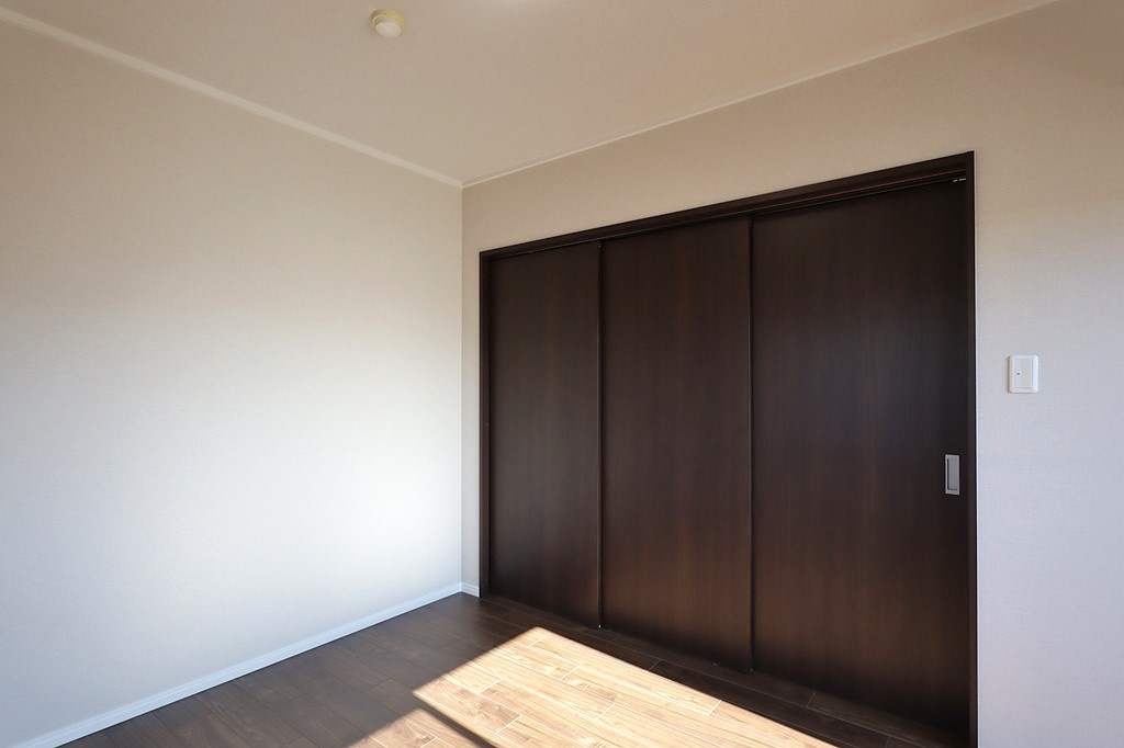 【洋室？：6.6帖】リビングと続き間のお部屋です♪