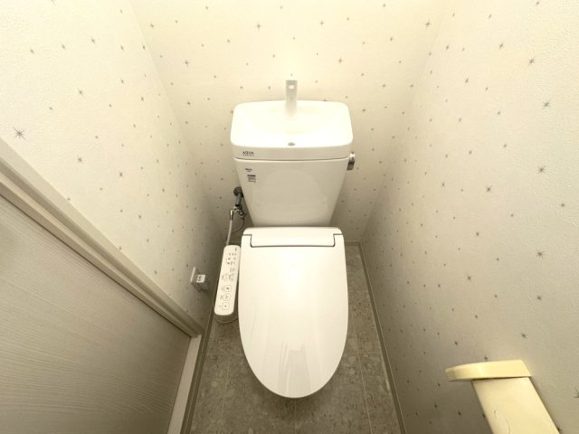 温水洗浄便座付きの新しいトイレです。