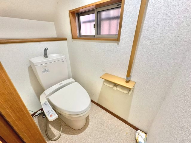 自然光と換気がうれしい、窓付きトイレ。