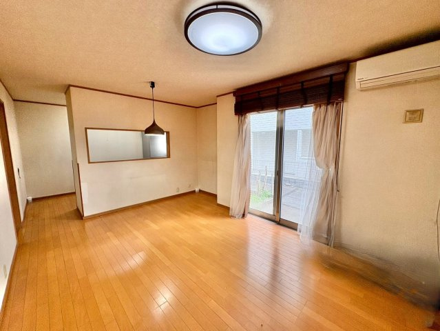 家族が自然と集まる、明るく開放的なリビング空間。　のんびりくつろげる、居心地のよさが魅力です。