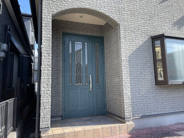 【玄関ポーチ】アーチ型のポーチ×爽やかな色合いの玄関ドアが採用された、デザイン性の高い玄関スペース。ダウンライトが備わり、遅い帰宅時でもご家族を明るく迎えてくれます。