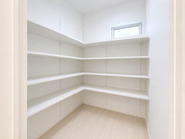 玄関はゆとりのある広さを確保し、ご家族や来客を気持ちよく迎えられる空間です。玄関横には大型のシューズクロークを備えており、靴だけでなくベビーカーやアウトドア用品なども収納可能となっています。