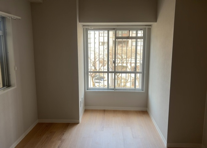 洋室のメリットは重い家具が置きやすく、身の回りが整理しやすいことです。　床がフローリングのため畳とは異なり凹みにくいです。　クローゼットなど収納が豊富で、普段使わない旅行カバンや服の整頓も簡単にです。