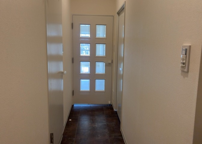 内装はとにかくおしゃれなものがいい！と選ぶ前に、まず住んだ後のことを想像してみましょう。住んでみたらコンセントの位置が悪くて使いにくいなど出てきます。事前にどの家電をどこに置くか想定しておきましょう。