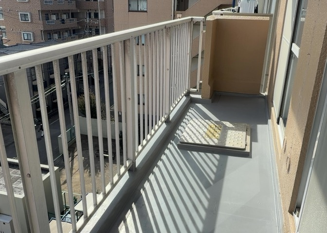 バルコニーは、室外の専用スペースのうち、「屋根がなく開放された空間」であるものを指します。ベランダより広いタイプのものが多く、日当たりもよいため家庭菜園などを楽しみたい人にとって適した環境となります。