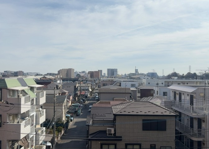 眺望の良さを楽しめるダイニングキッチンで家族団らんの時間を過ごしてはいかがでしょうか。バルコニーから見える景色を家族で眺める時間は、時間が経つのを忘れてしまいそうですね。是非、現地を見に行きましょう！