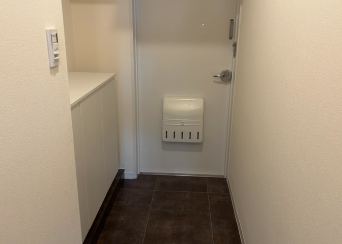 玄関は家の顔でもあり、家族以外の目にも止まる場所です。玄関は外との間を仕切る扉、靴などをしまっておく収納スペース、靴脱ぎのたたきスペース、来客とのやり取りをするドアホンなど複数のアイテムからなります。