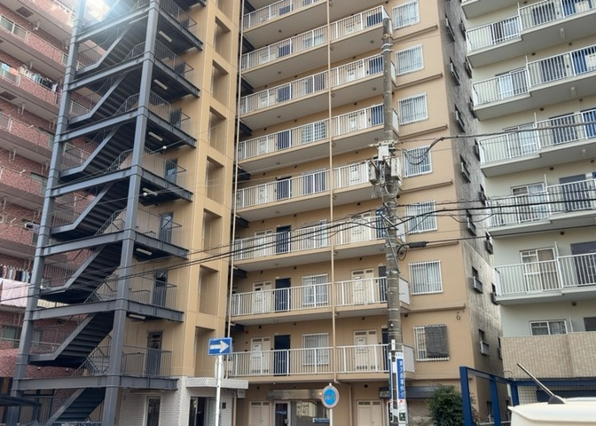 外観はマンション管理がされているかの目安になります。築年数が古いと、壁面は劣化してひび割れが生じることも！建物が古びていても細かいところが修繕されていると、きちんと管理されているなぁと感じるでしょう。